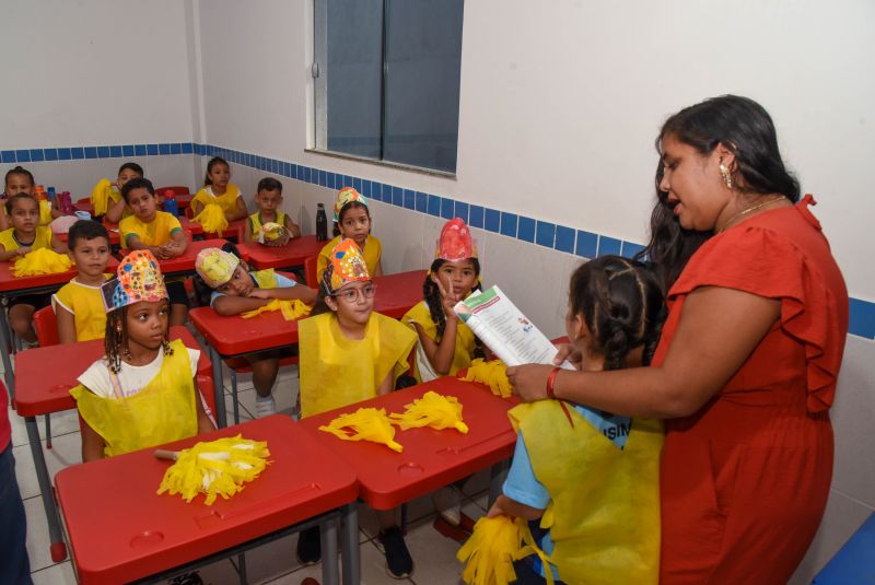 Imagens de alunos do alfaletra do programa de alfabetização