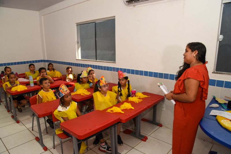 Imagens de alunos do alfaletra do programa de alfabetização