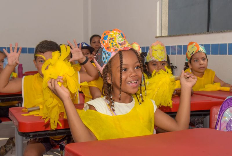 Imagens de alunos do alfaletra do programa de alfabetização