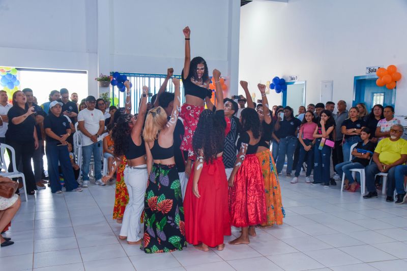 Ato de inauguração da escola Novo Cristo no bairro Icuí