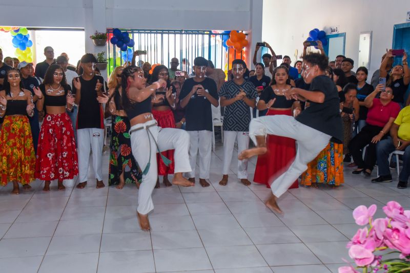 Ato de inauguração da escola Novo Cristo no bairro Icuí