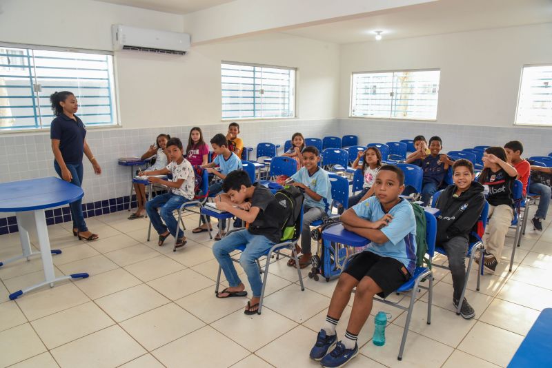 Ato de inauguração da escola Novo Cristo no bairro Icuí