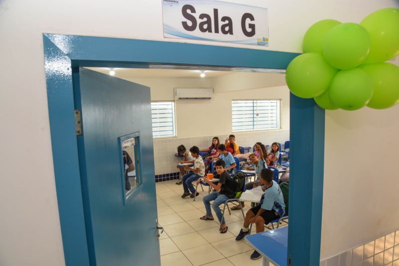 Ato de inauguração da escola Novo Cristo no bairro Icuí