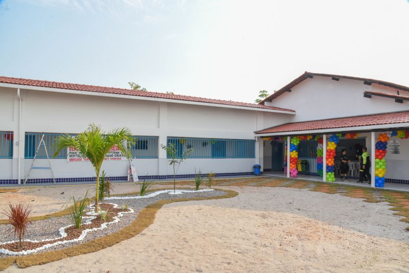 Ato de inauguração da escola Novo Cristo no bairro Icuí