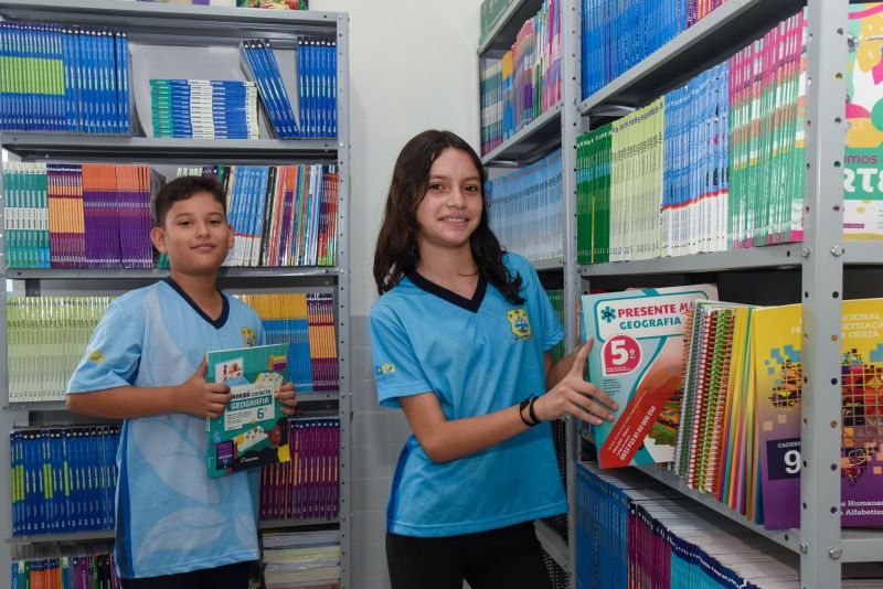 Ato de inauguração da escola Novo Cristo no bairro Icuí