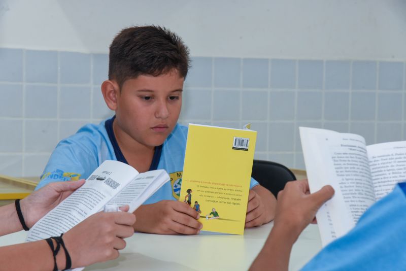 Ato de inauguração da escola Novo Cristo no bairro Icuí