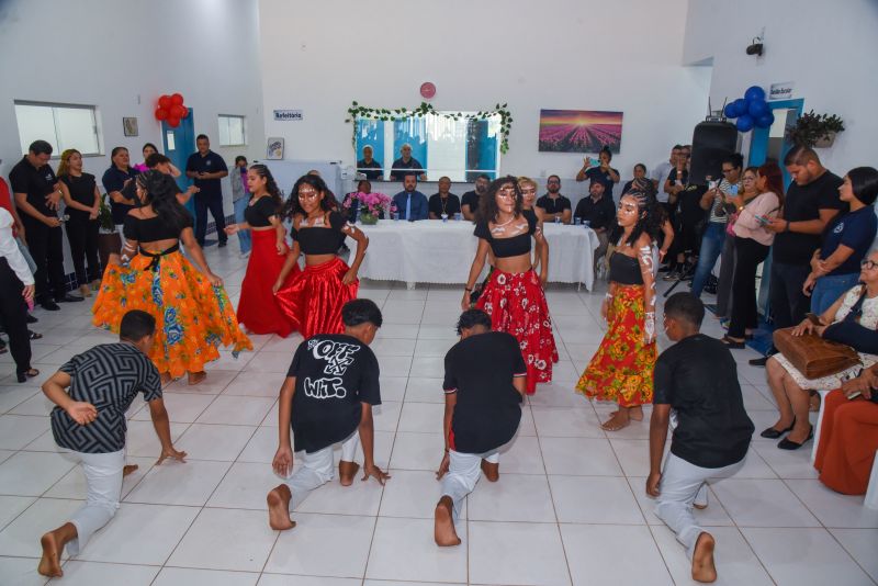 Ato de inauguração da escola Novo Cristo no bairro Icuí