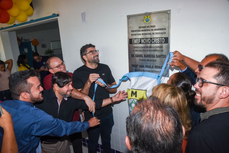 Ato de inauguração da escola Novo Cristo no bairro Icuí