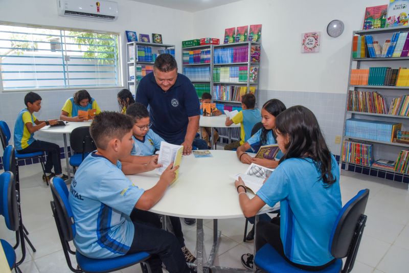 Ato de inauguração da escola Novo Cristo no bairro Icuí