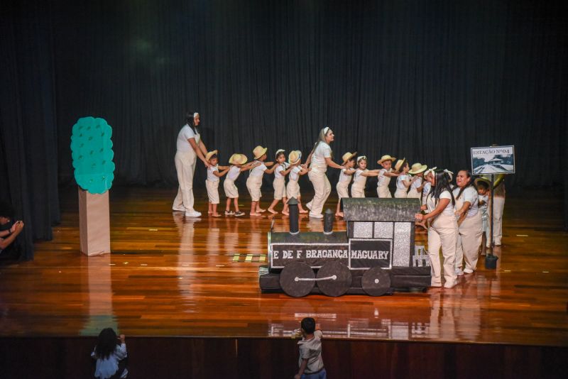 Apresentação da CMREI Maria Alzenira Pinheiro Canavarro, com o tema Orgulho De Ser Anani