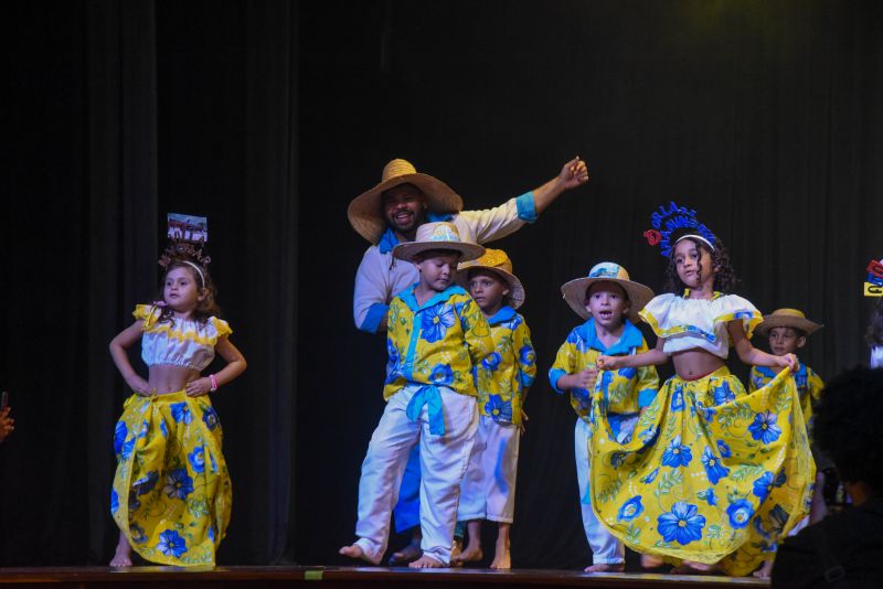 Apresentação da CMREI Maria Alzenira Pinheiro Canavarro, com o tema Orgulho De Ser Anani