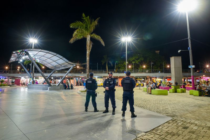 Imagens noturna da praça da Bíblia na Cidade Nova