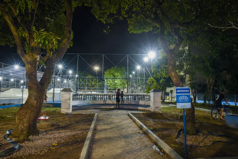 Imagens noturna da praça Tancredo Neves na Cidade Nova