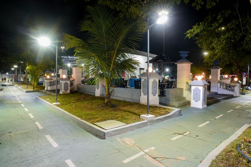 Imagens noturna da praça Tancredo Neves na Cidade Nova