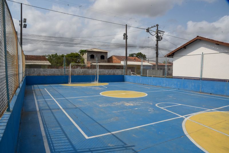 Assinatura de ordem de serviço para arquibancada, quadra poliesportiva e vestuários na EMEF Waldemar Mendes