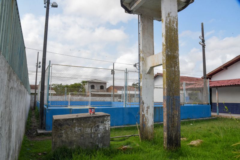 Assinatura de ordem de serviço para arquibancada, quadra poliesportiva e vestuários na EMEF Waldemar Mendes