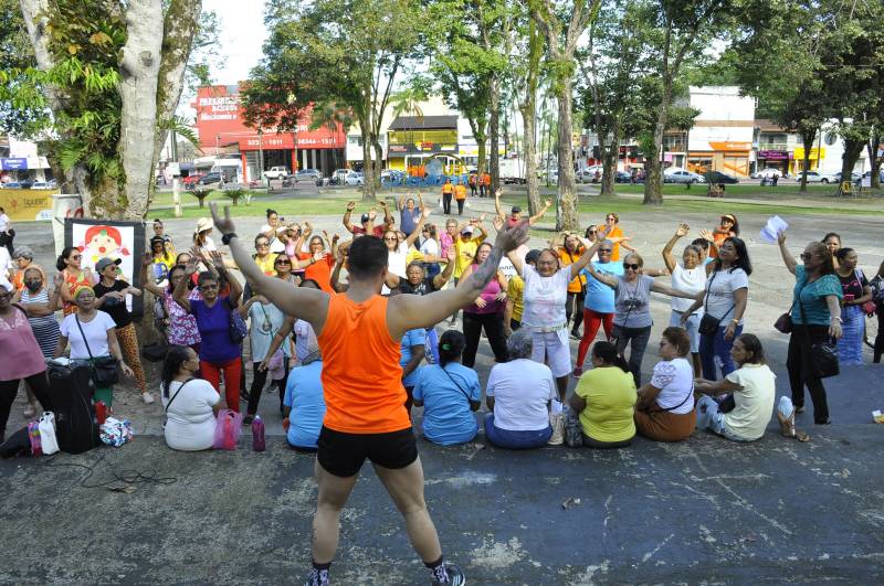 Atividades de danças para o público presente no local.