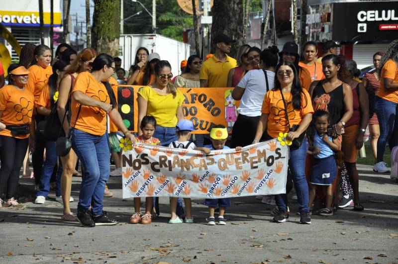 Crianças realizando caminhada na praça.