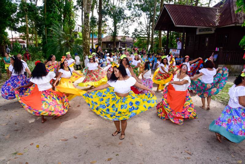 Apresentação de dança do grupo da terceira idade do parque.