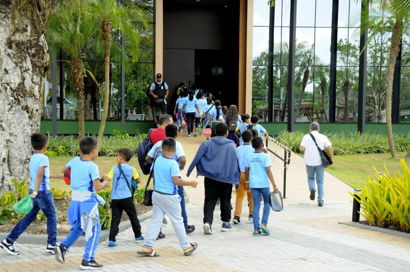 Alunos entrando no Teatro Municipal