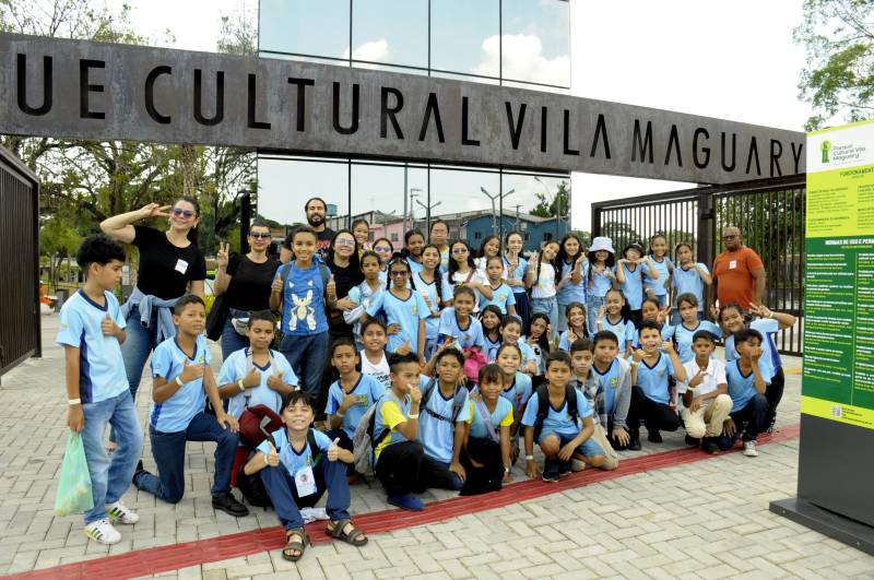 Alunos na entrada do Parque Cultural Vila Maguary