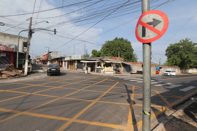 Placa sinalizando proibido virar a direita