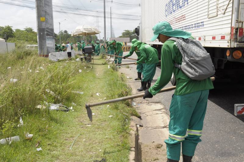 Servidores da SEURB realizando ações de limpeza na Avenida Independência.