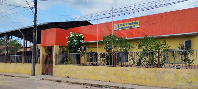 Frente da escola Frederico Santos 