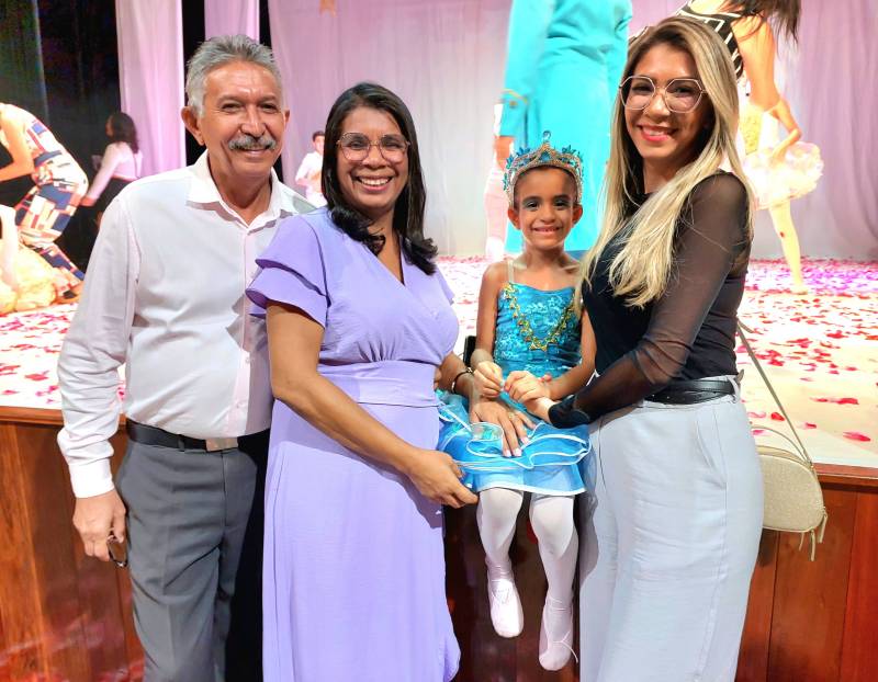 Elida Melo, acompanhada da família, pra prestigiar a apresentação da filha, Maria Eduarda, 6 anos.