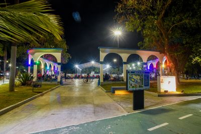 galeria: Imagens noturna da praça Tancredo Neves na Cidade Nova