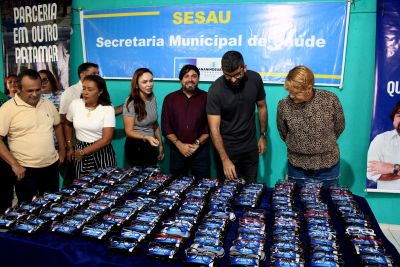 notícia: "Olhar Ananindeua", entrega 190 óculos para moradores do Icuí.