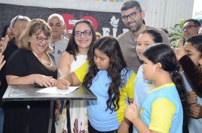 notícia: Prefeitura assina ordem de serviço para ampliar as instalações da Escola Hermínio Calvinho Filho 