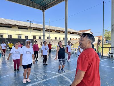 notícia: Aulas de FitDance promovem bem-estar para idosos atendidos pelo CRAS Estrela Ananin   