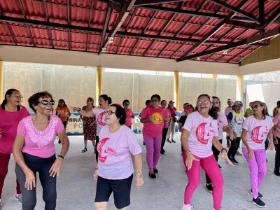 notícia: CRAS realiza ação alusiva ao Outubro Rosa com foco na prevenção do câncer de mama e do colo uterino