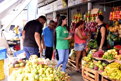 notícia: Ação entre SEURB e SEDEC na Feira Municipal do PAAR conscientiza os trabalhadores do local