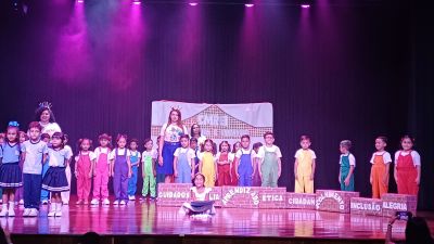 notícia: Escola Municipal Maria Alzenira realiza mostra cultural "Orgulho de ser Anani" no Teatro Municipal de Ananindeua