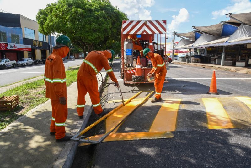 Revitalização da sinalização horizontal da via na avenida Dom Vicente Zico