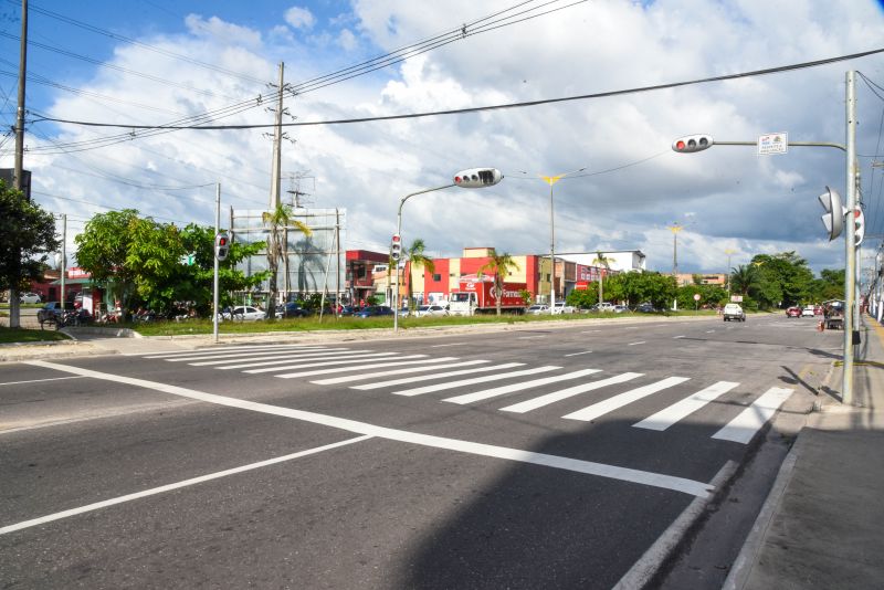 Revitalização da sinalização horizontal da via na avenida Dom Vicente Zico