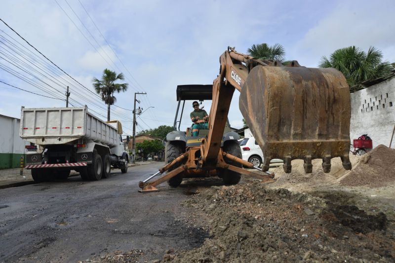 Início da pavimentação asfáltica na estrada Vila Nova