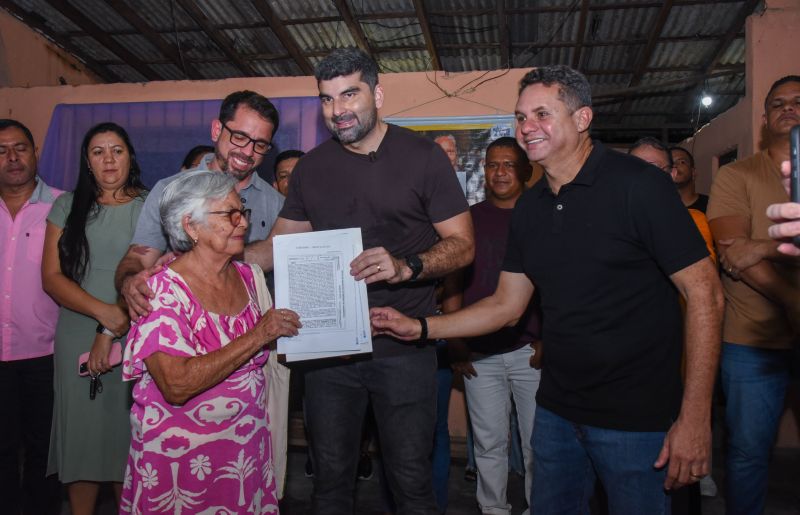 Entrega de Certidão de Imóveis para moradores do Jaderlândia ll