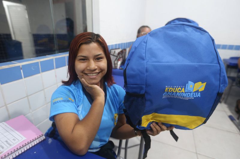 EJA educação de jovens e adultos com distribuição de mochila na escola Antônio Teixeira Queiros no bairro 40 Horas