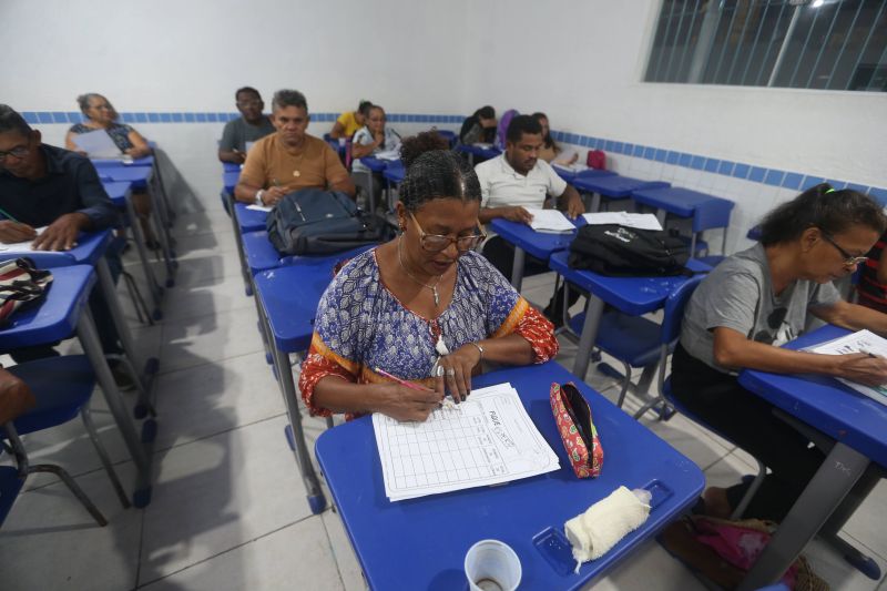 EJA educação de jovens e adultos com distribuição de mochila na escola Antônio Teixeira Queiros no bairro 40 Horas