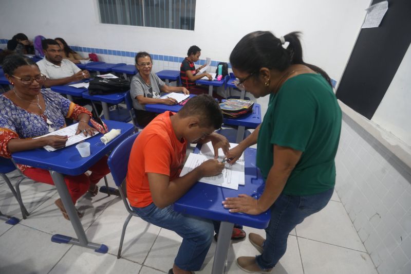 EJA educação de jovens e adultos com distribuição de mochila na escola Antônio Teixeira Queiros no bairro 40 Horas