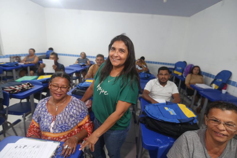 EJA educação de jovens e adultos com distribuição de mochila na escola Antônio Teixeira Queiros no bairro 40 Horas