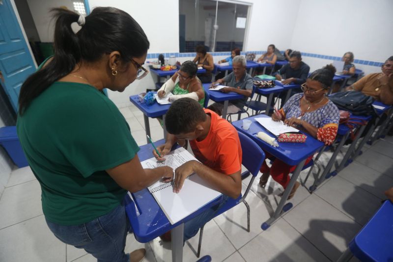 EJA educação de jovens e adultos com distribuição de mochila na escola Antônio Teixeira Queiros no bairro 40 Horas