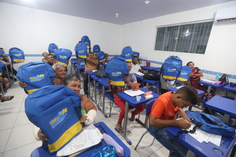 EJA educação de jovens e adultos com distribuição de mochila na escola Antônio Teixeira Queiros no bairro 40 Horas