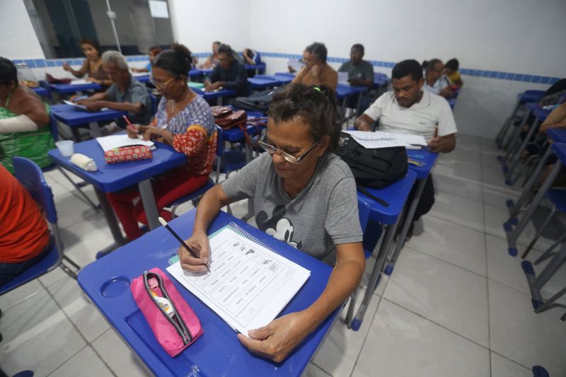 EJA educação de jovens e adultos com distribuição de mochila na escola Antônio Teixeira Queiros no bairro 40 Horas