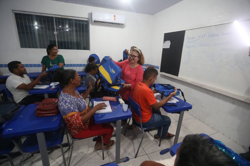 EJA educação de jovens e adultos com distribuição de mochila na escola Antônio Teixeira Queiros no bairro 40 Horas