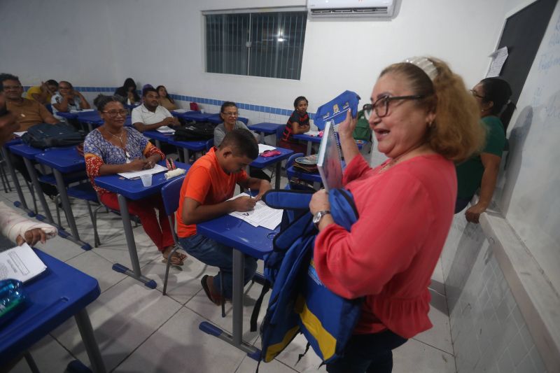 EJA educação de jovens e adultos com distribuição de mochila na escola Antônio Teixeira Queiros no bairro 40 Horas