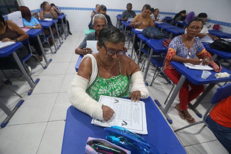 EJA educação de jovens e adultos com distribuição de mochila na escola Antônio Teixeira Queiros no bairro 40 Horas